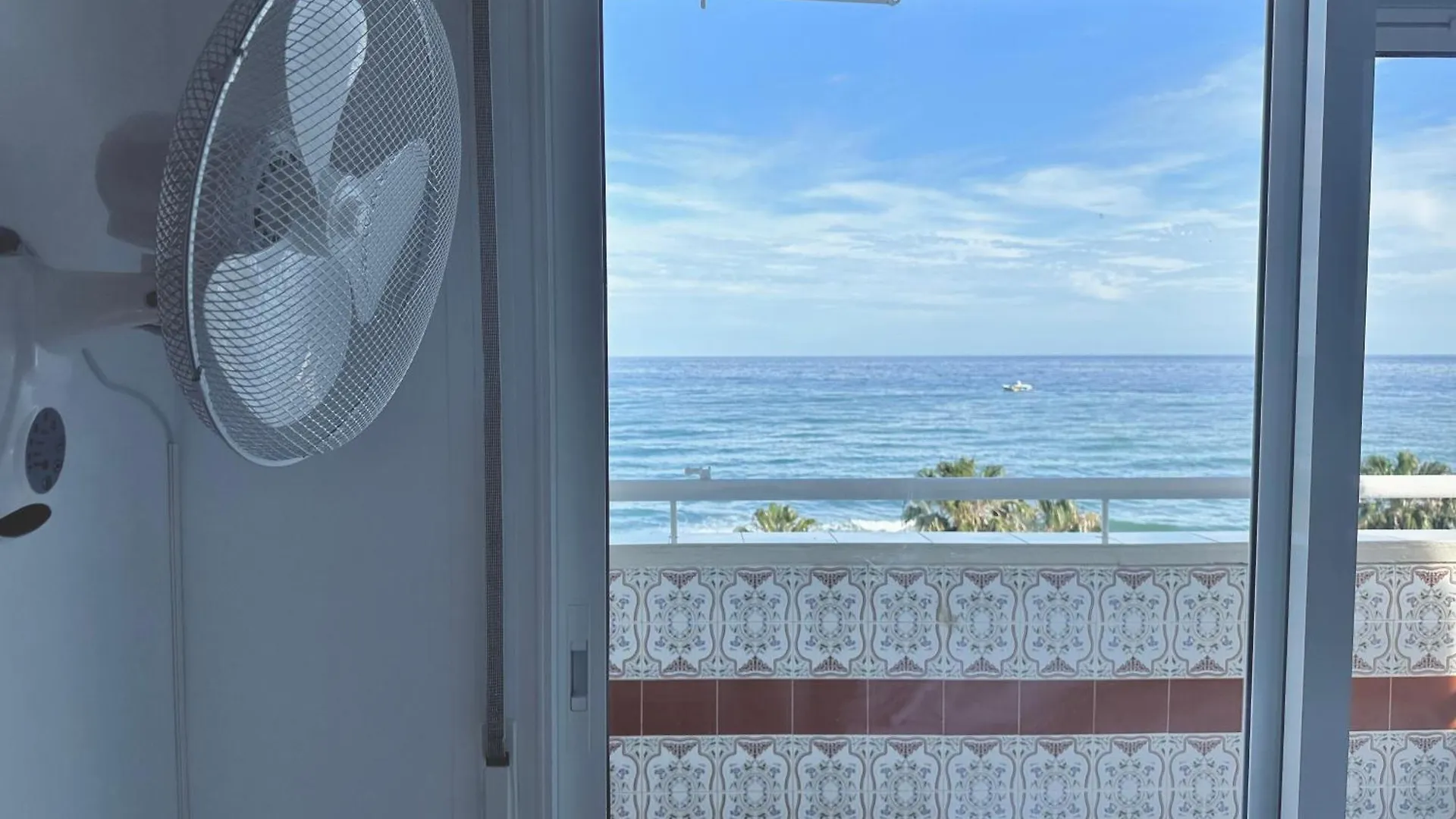 First Line Apartment Sea Views With Pool And Free Parking Benalmádena Spanien